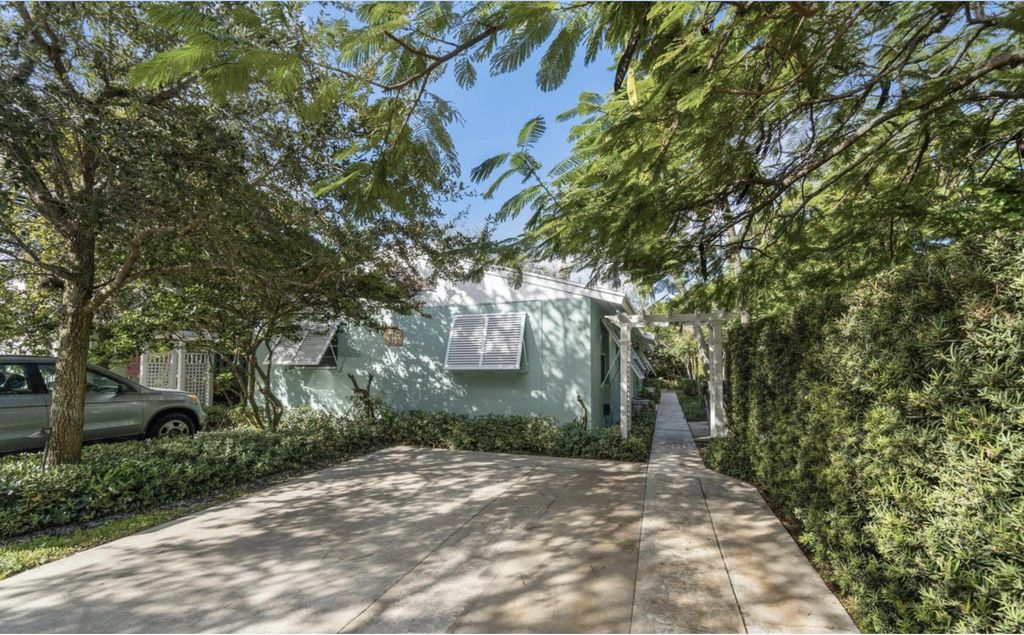 Photo of 318 NE 1st Avenue, Delray Beach, FL 33444 (MLS # R10982145)