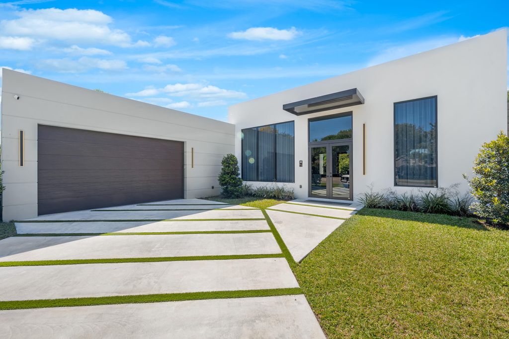 Photo of 1000 SW 93rd Avenue, Plantation, FL 33324 (MLS # B26021459)