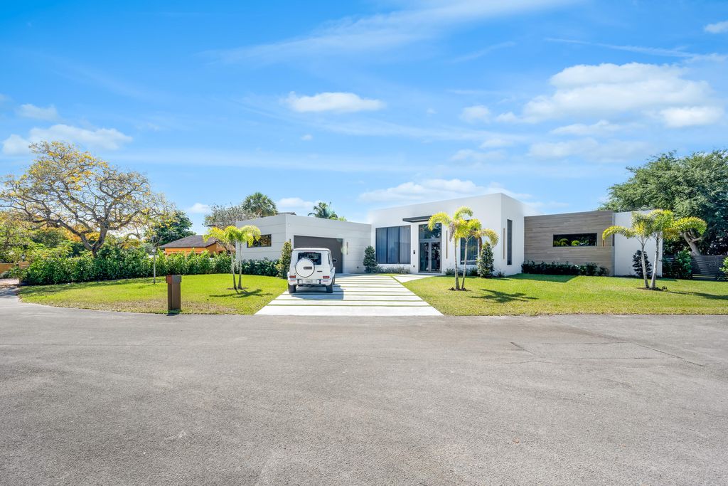 Photo of 1000 SW 93rd Avenue, Plantation, FL 33324 (MLS # B26021459)