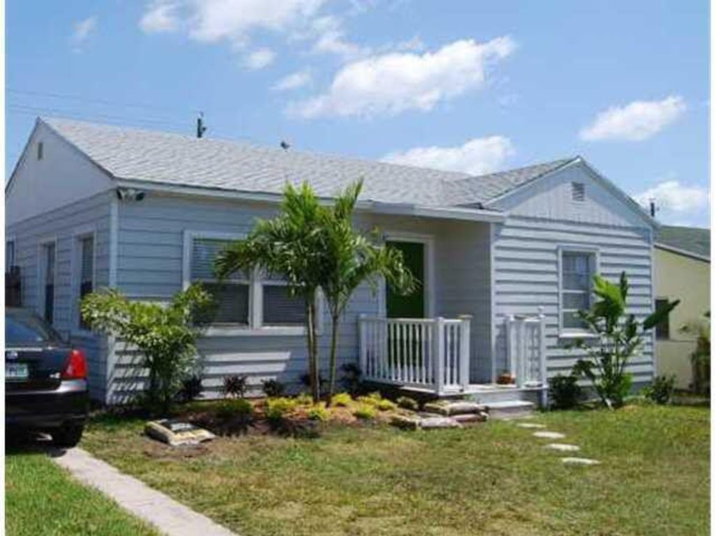 Photo of 1604 13th Avenue N, Lake Worth Beach, FL 33460 (MLS # R10823002)