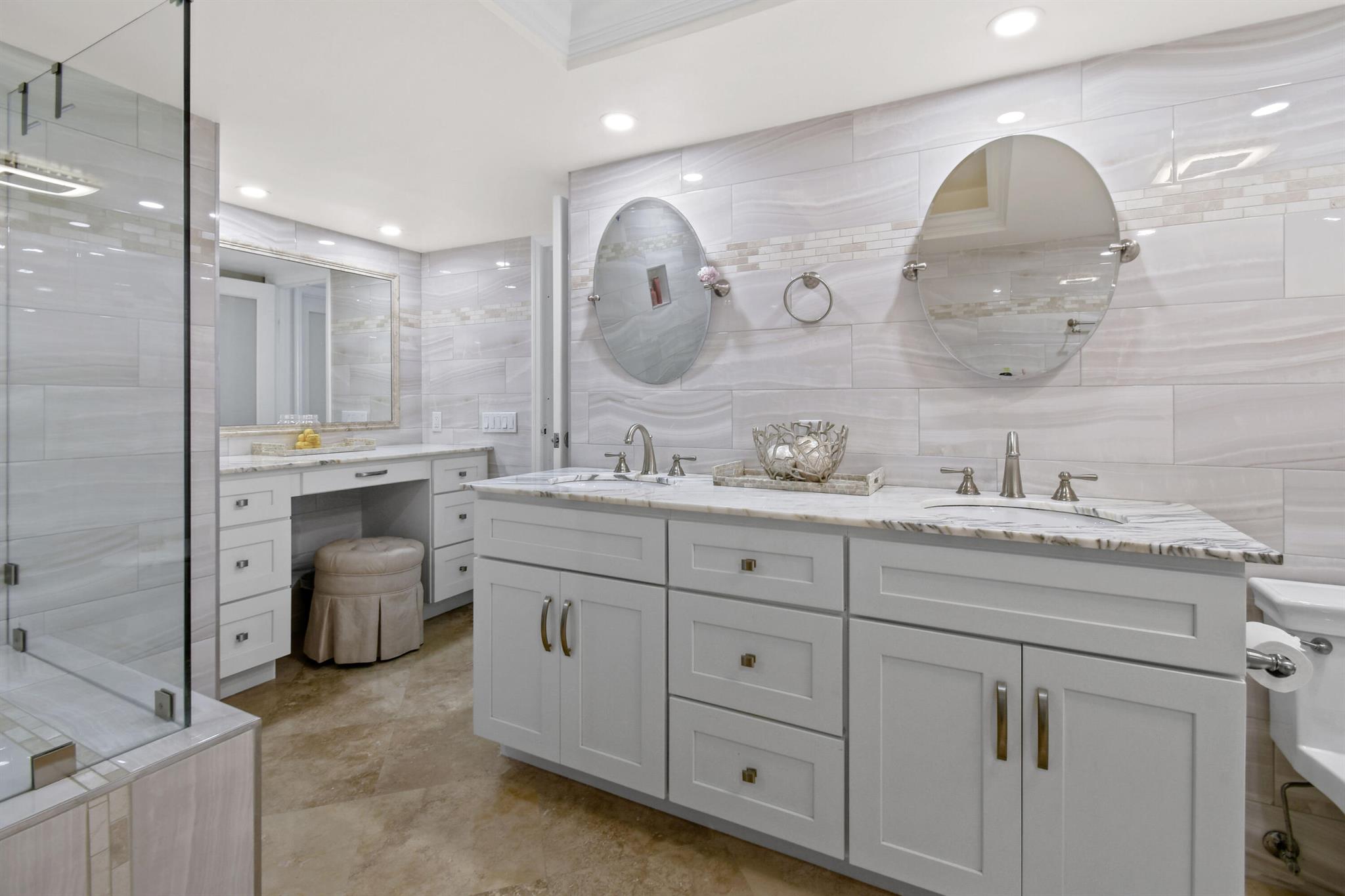 BARCLAY CONDO - Residential