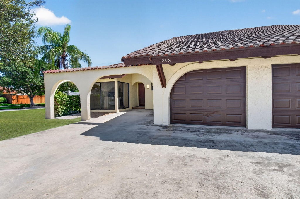 Photo of 4398 NE 5th Avenue, Boca Raton, FL 33431 (MLS # B26076963)