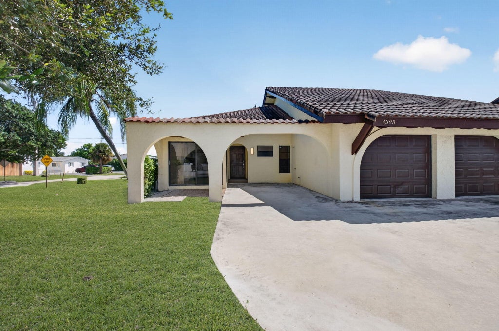 Photo of 4398 NE 5th Avenue, Boca Raton, FL 33431 (MLS # B26076963)