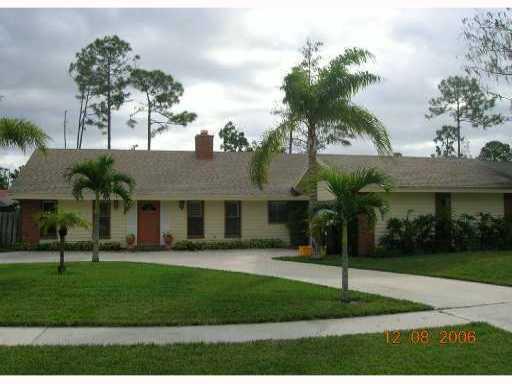 CLOSE TO SHOW GROUNDS AND SHOPPING, 3 BR SPLIT PLAN, FENCED YARD, SCREENED PATIO, LOTS OF ROOM! GARAGE NOT AVAILABLE TO TENANT.