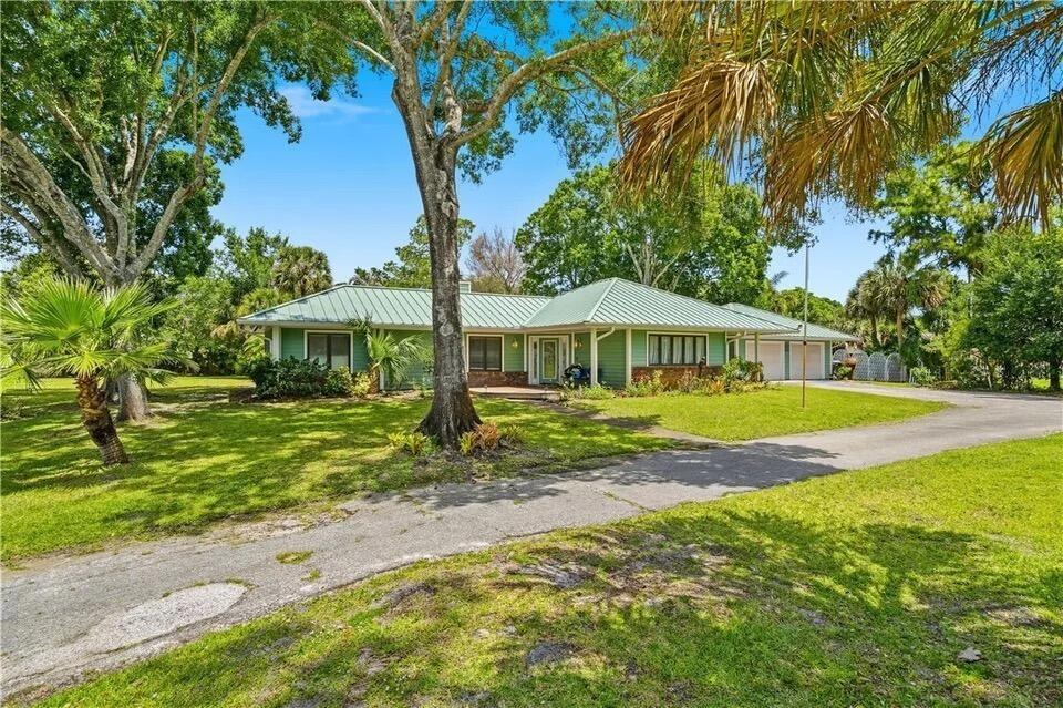 Photo of 480 38TH Court, Vero Beach, FL 32968 (MLS # B26061786)