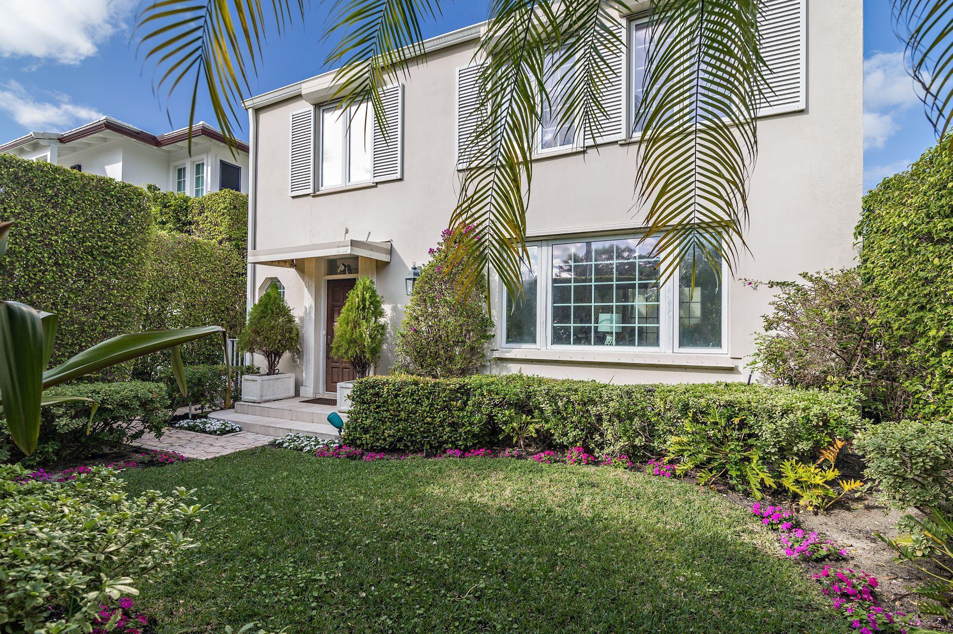 Adorable 2 bedroom 2 bathroom Palm Beach rental midtown on ocean block. Easy access to the beach, restaurants, shops & one street from the iconic Worth Avenue.