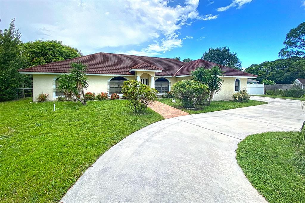 Photo of 5619 Silver Oak Drive Dr, Fort Pierce, FL 34982 (MLS # R10734709)