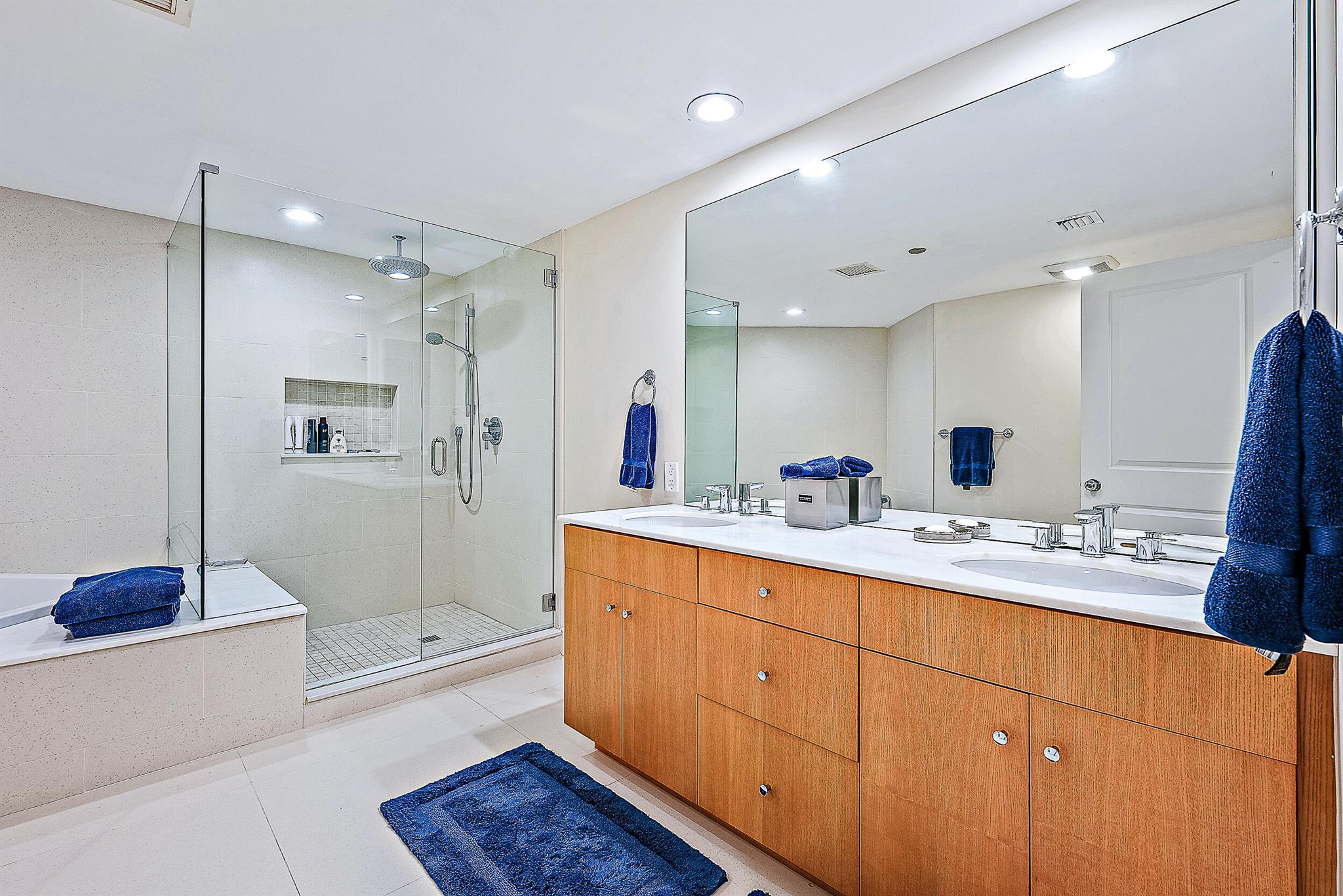 2100 Condo At Sloans Curv - Residential