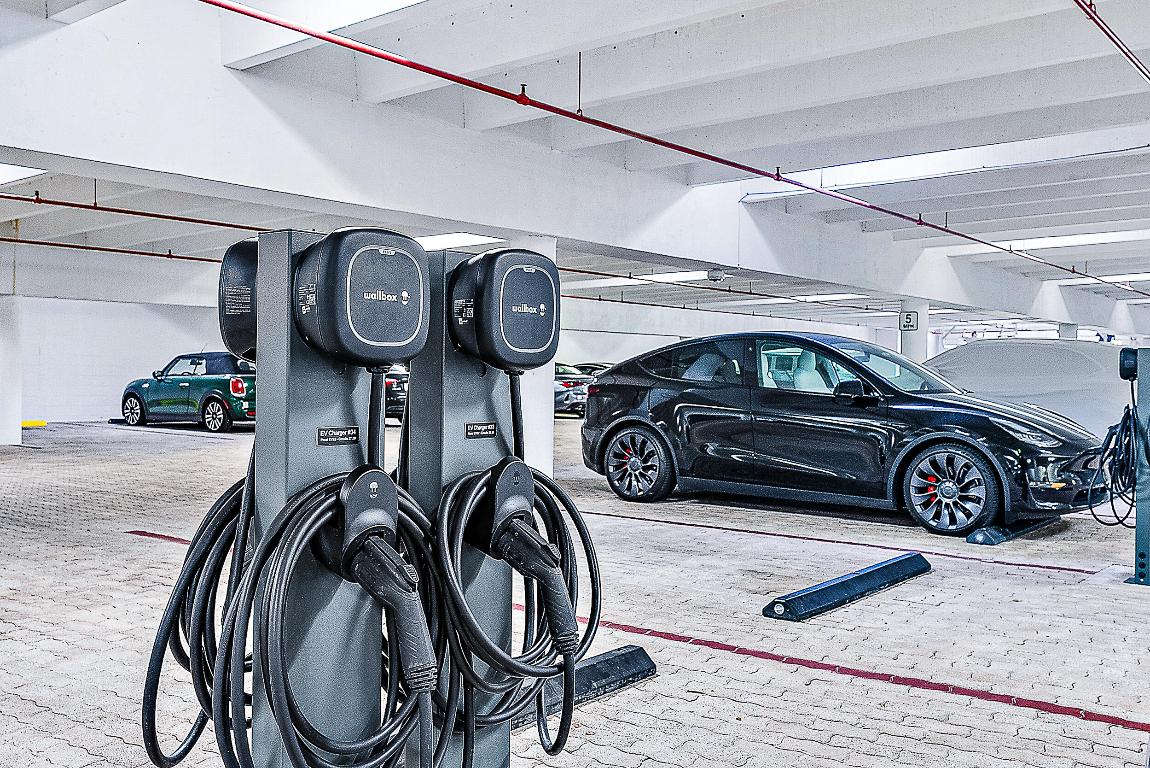 2100 Condo At Sloans Curve - Residential