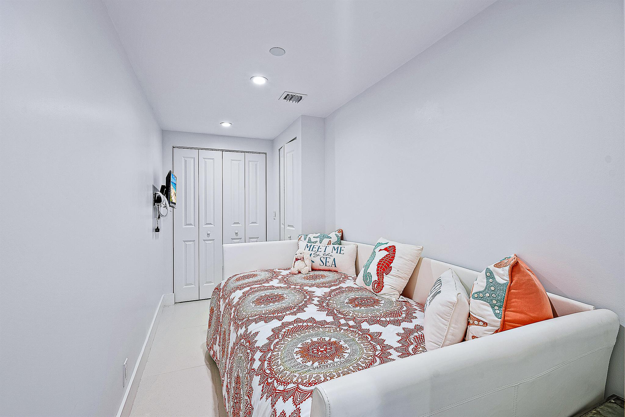2100 Condo At Sloans Curv - Residential