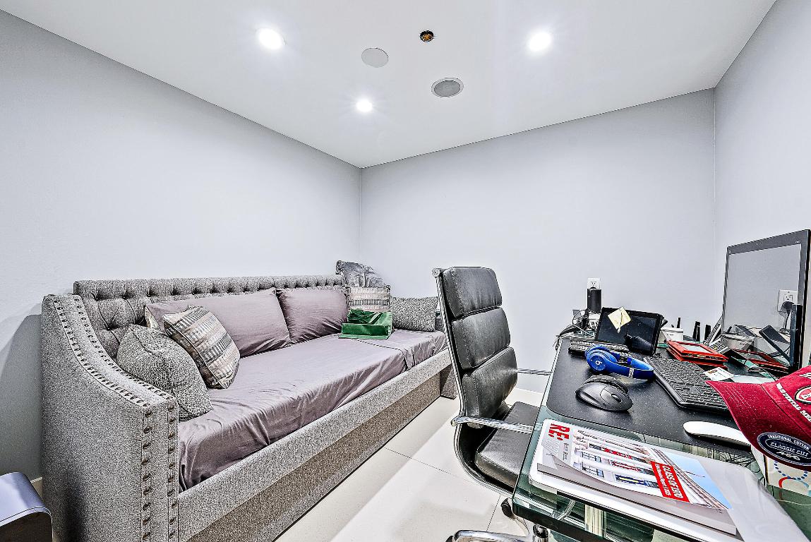 2100 Condo At Sloans Curve - Residential