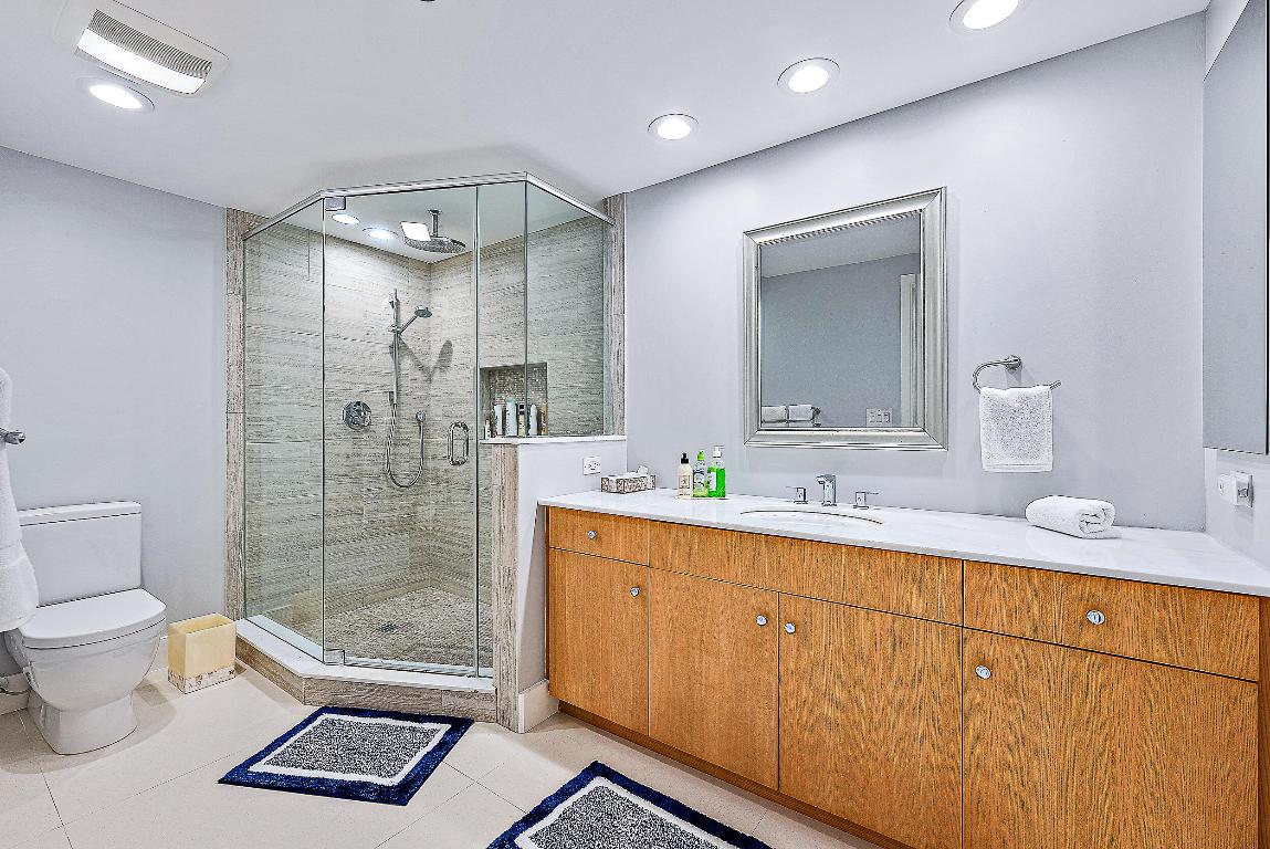 2100 Condo At Sloans Curve - Residential