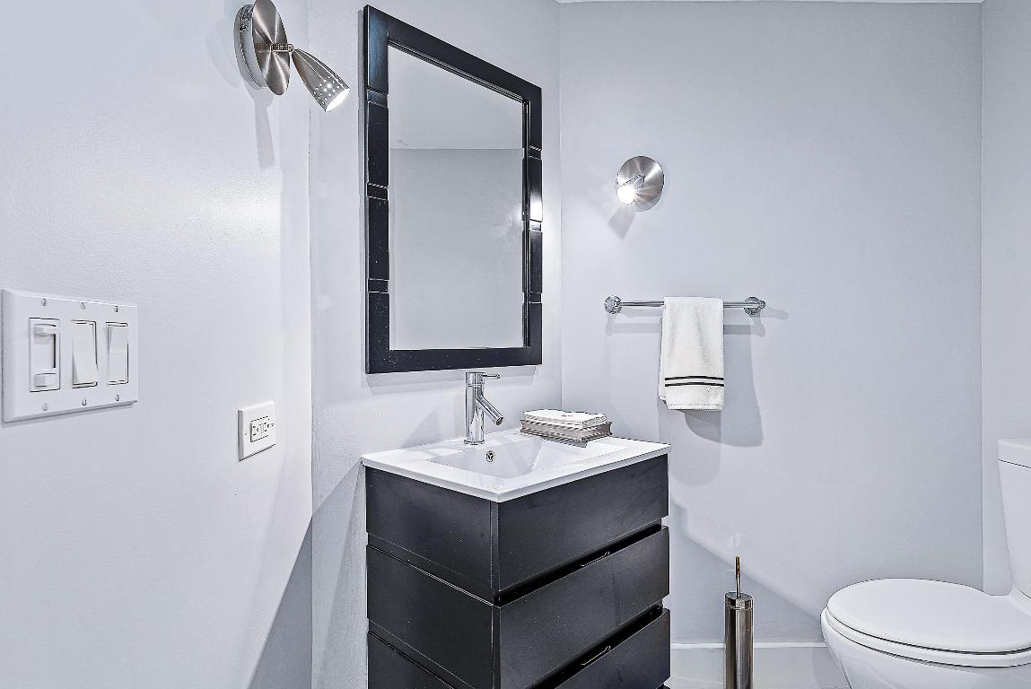 2100 Condo At Sloans Curve - Residential