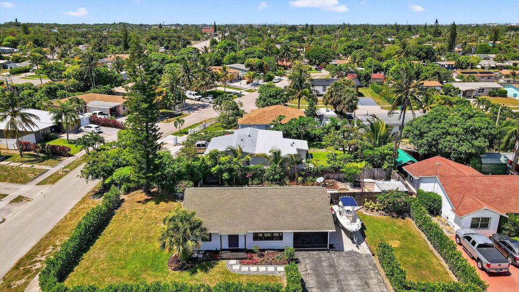Photo of 101 NE 26th Avenue, Boynton Beach, FL 33435 (MLS # R11112170)