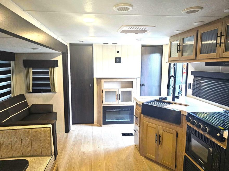 Located on a private 5 acre farm in Loxahatchee  just minutes away from Wellington venues, this is a lovely affordable Brand New Mobile available for Seasonal Rental. Seasonal is 2000 per month Sorry, no pets allowed.  This is a 2/1 but actually sleeps 9 persons.  Propane cooking.  Electric, water, propane included.  Tenant is responsible for cable.