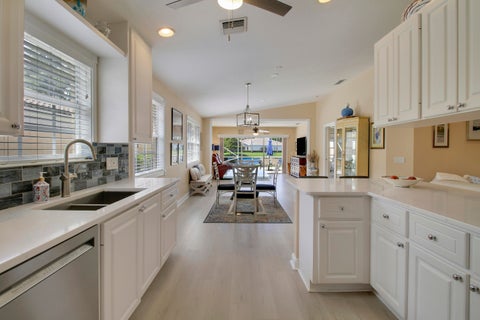 Tiny photo for 925 Magdalena Road, Palm Beach Gardens, FL 33410 (MLS # B26090242)