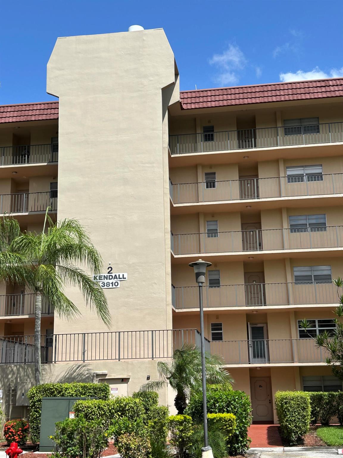 3810 Via Poinciana 605