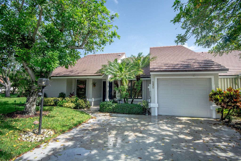 Photo of 801 Saint Giles Terrace, Palm Beach Gardens, FL 33418 (MLS # R10919464)