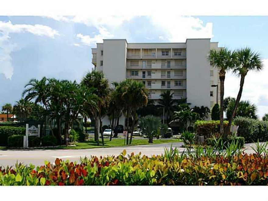 Beautiful unit - great well kept building - no projected assessments - great location (walk to stores and restaurants) Great floor (Awesome views)