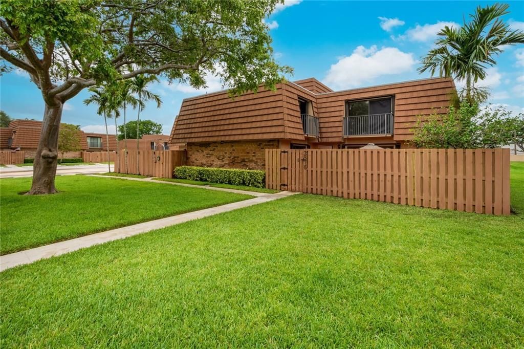 Photo of 2576 N Lakeview Ct, Cooper City, FL 33026 (MLS # F10283823)