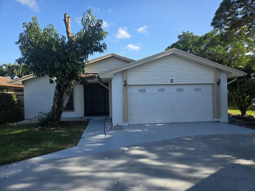 Photo of 5 Fenwick Place, Boynton Beach, FL 33426 (MLS # R11158576)
