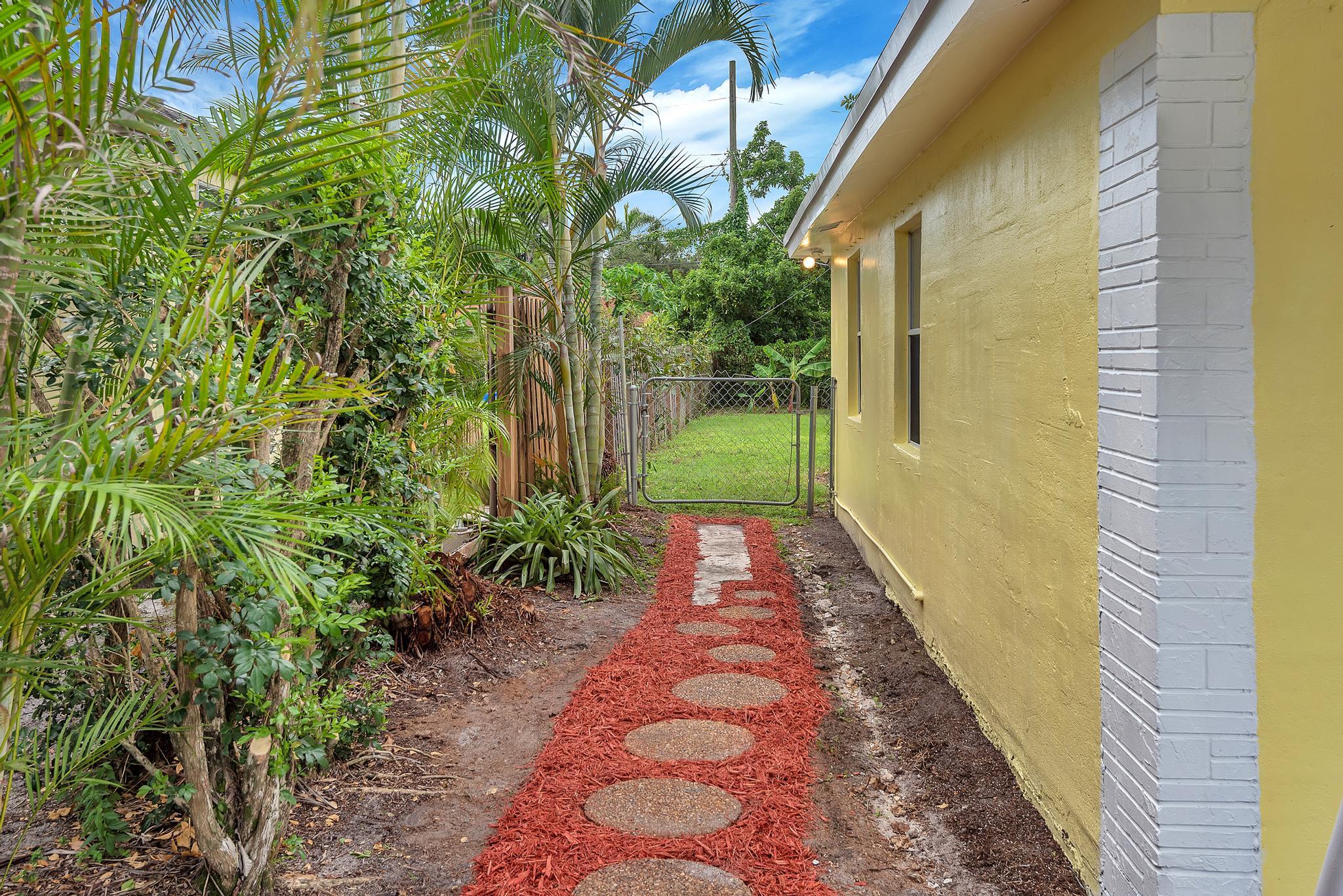 COUNTRY CLUB ACRES 2 - Residential Lease