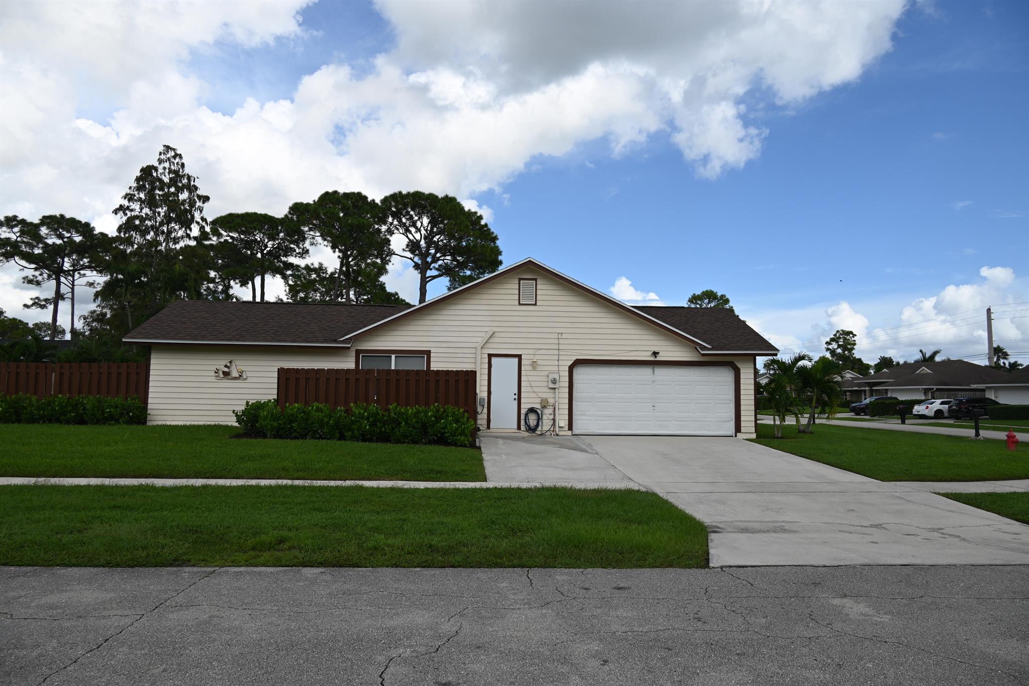 SUGAR POND MANOR OF WELLI - Residential