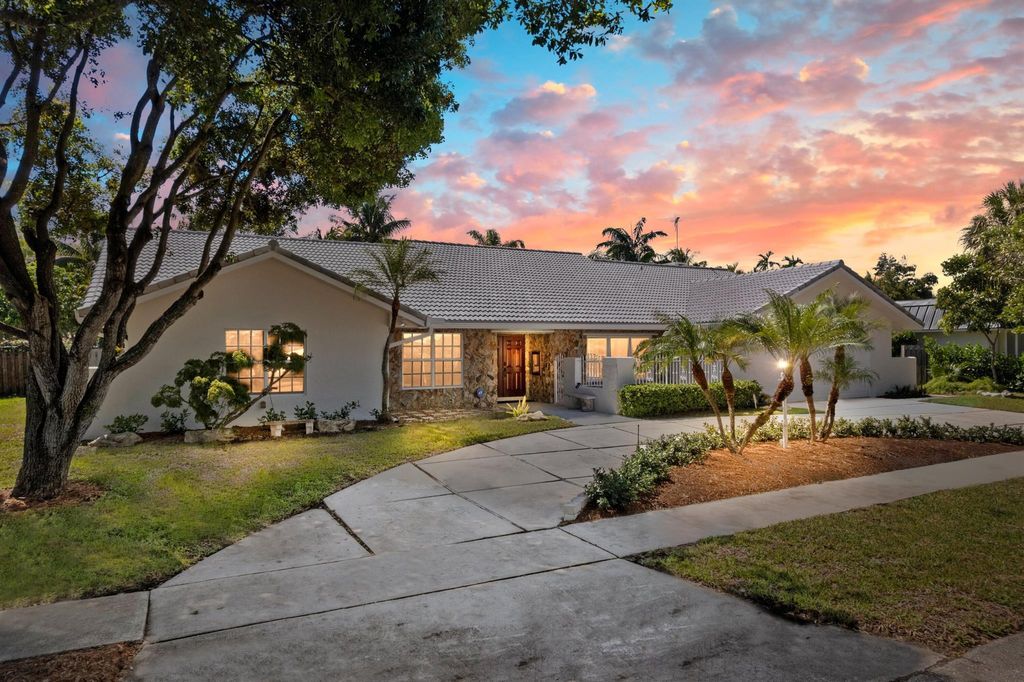 Photo of 620 SW 17th Street, Boca Raton, FL 33486 (MLS # R11133340)