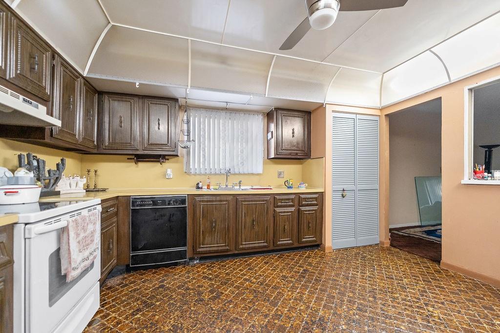 273 Jacaranda Dr 9