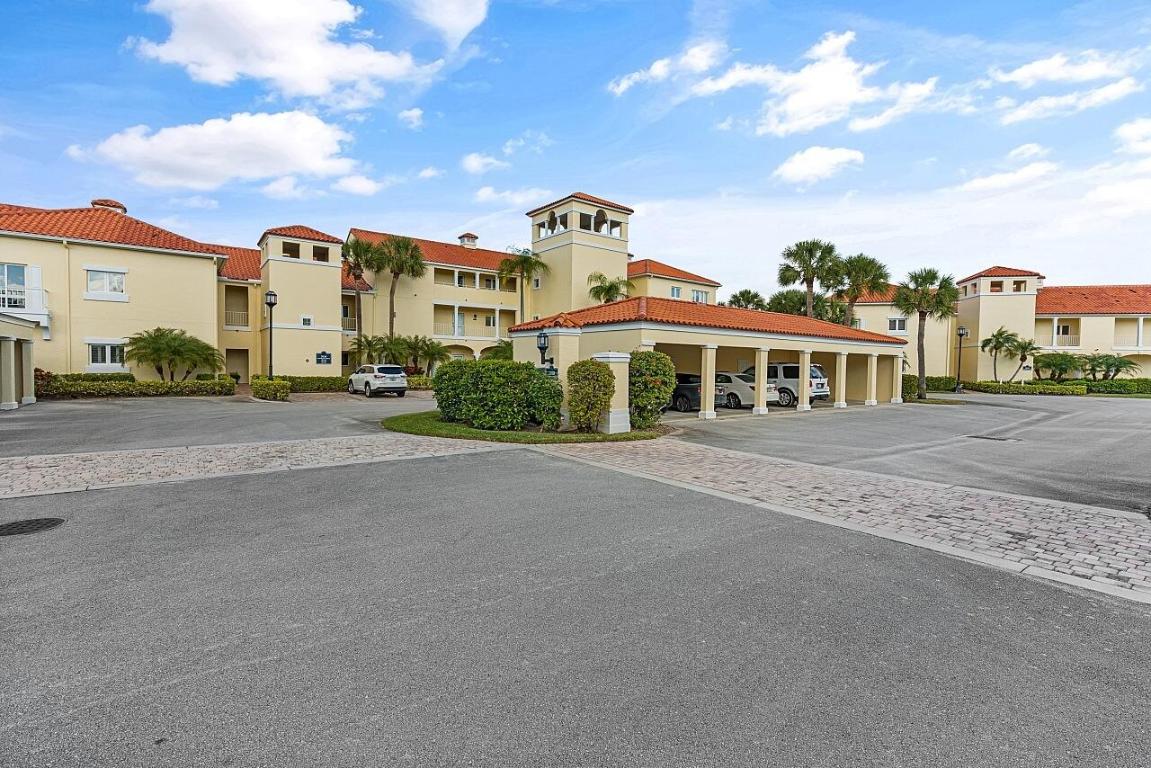 5020 Harmony Circle 203, Vero Beach, FL, 32967/$269,900 3 5020 Harmony Circle 203