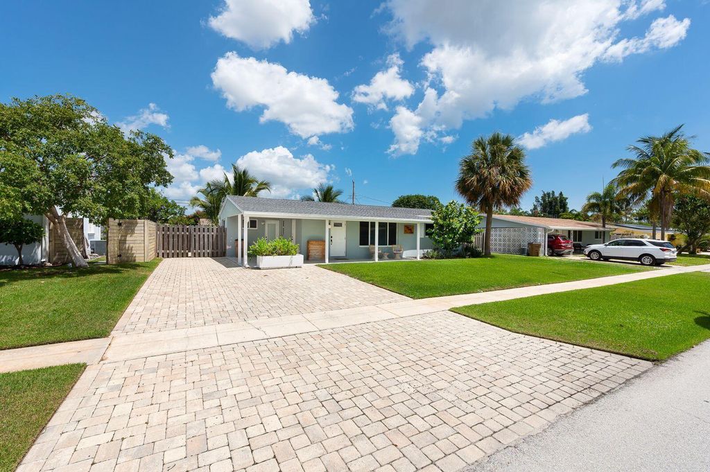 Photo of 431 SE 4th Street, Deerfield Beach, FL 33441 (MLS # R11119321)