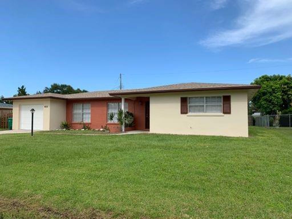Photo of 423 NE Willows Ave, Port Saint Lucie, FL 34952 (MLS # F10523995)