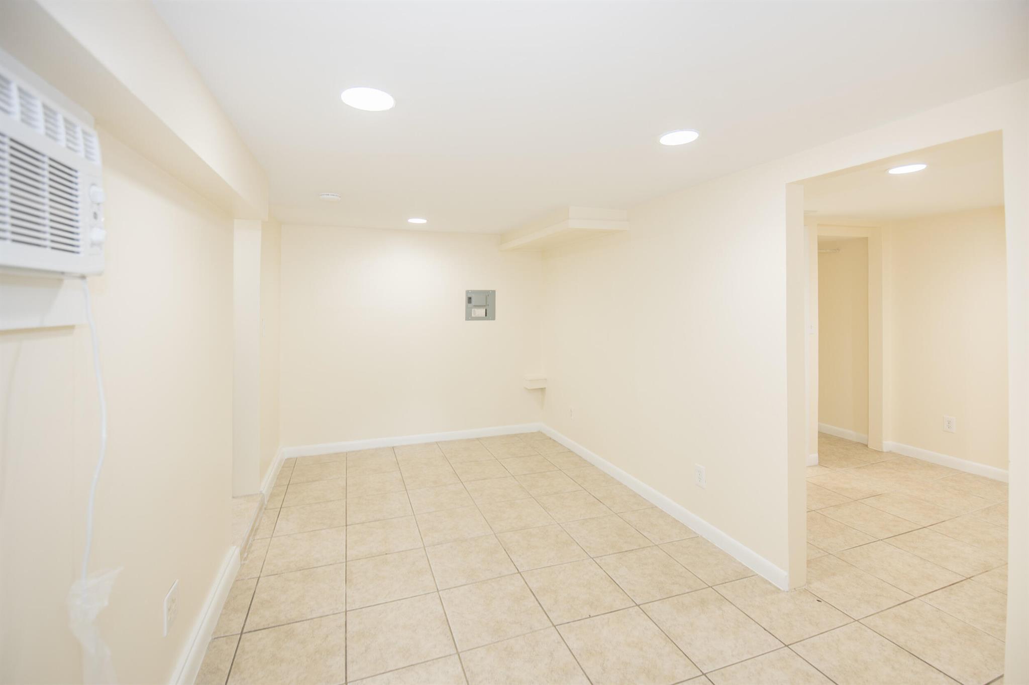 Beautiful Clean Studio (Liv with 1 bedroom space), 1 bath apartment w kitchen in a great location, Washer and Dryer. Close to Downtown, shopping, beach etc - includes Elect and Water!