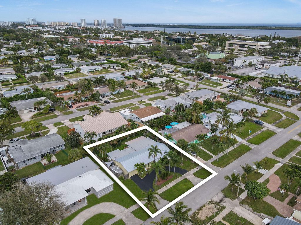 Photo of 413 Gulf Road, North Palm Beach, FL 33408 (MLS # R10948561)