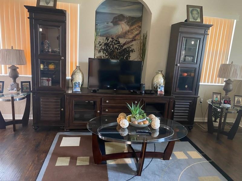 2 beds, 2 baths***Entire unit (all bedrooms, bathrooms, and kitchen) is upstairs***Access to unit is by an inside (private stairwell)***Unit is well kept***In-unit washer and dryer***Large master bedroom***Close to schools and shopping***On bus route***