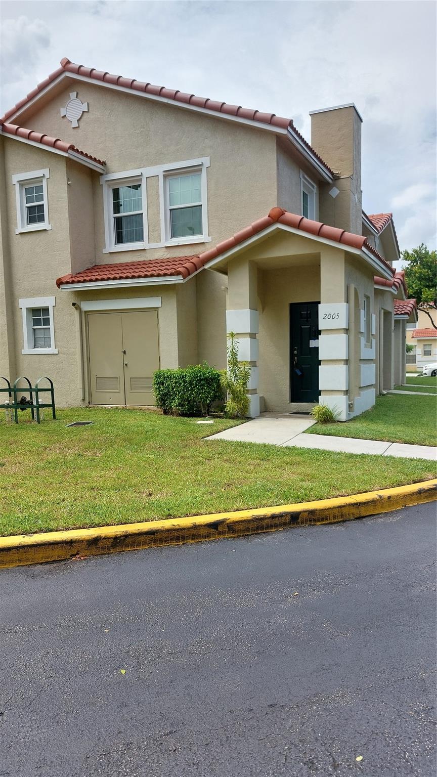 2 beds, 2 baths***Entire unit (all bedrooms, bathrooms, and kitchen) is upstairs***Access to unit is by an inside (private stairwell)***Unit is well kept***In-unit washer and dryer***Large master bedroom***Close to schools and shopping***On bus route***