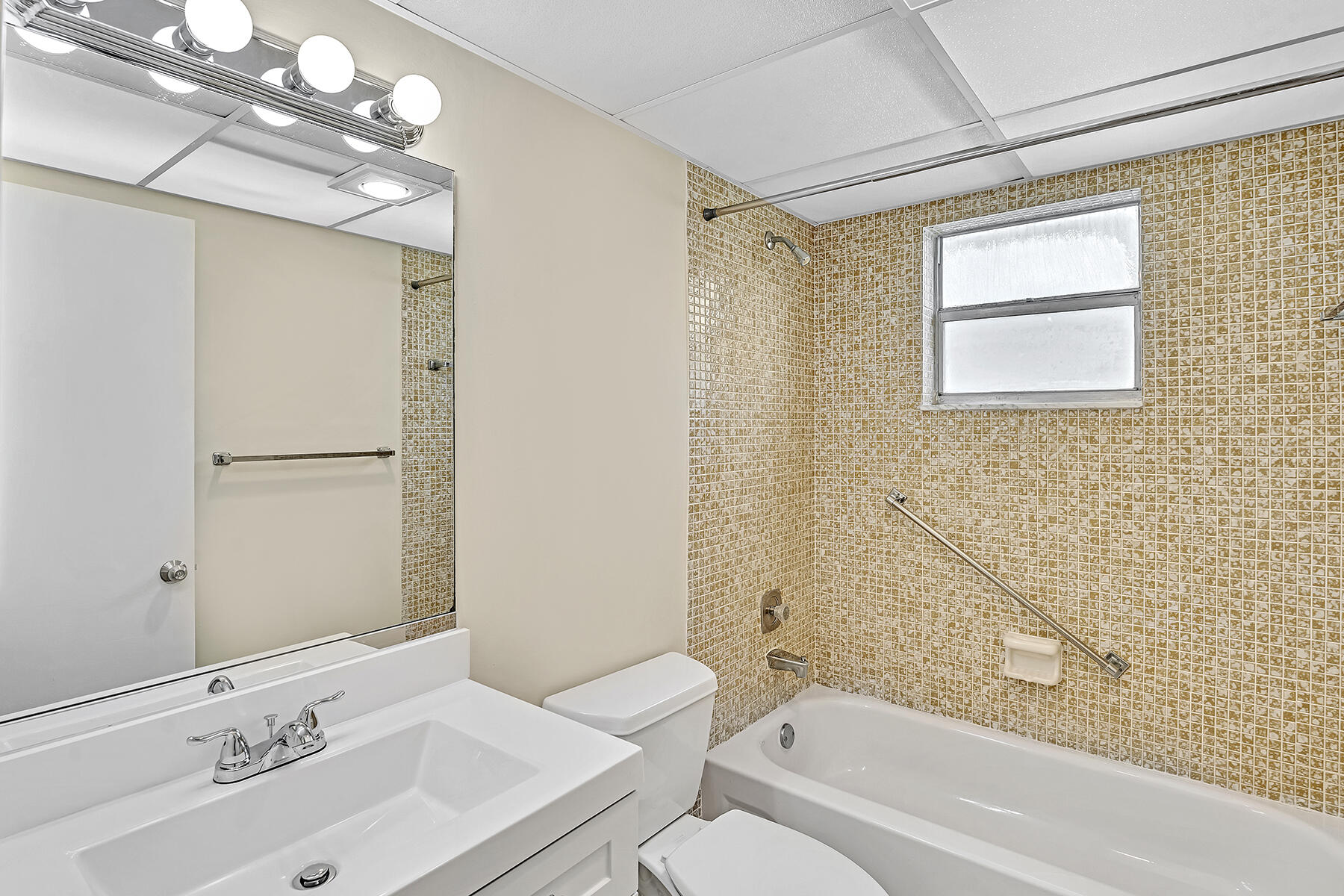 KINGS POINT SAXONY CONDOS - Residential