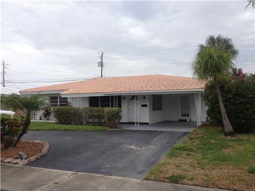 This fabulous home is located in the heart of Pompano minutes to the beach, shopping and great restaurants.