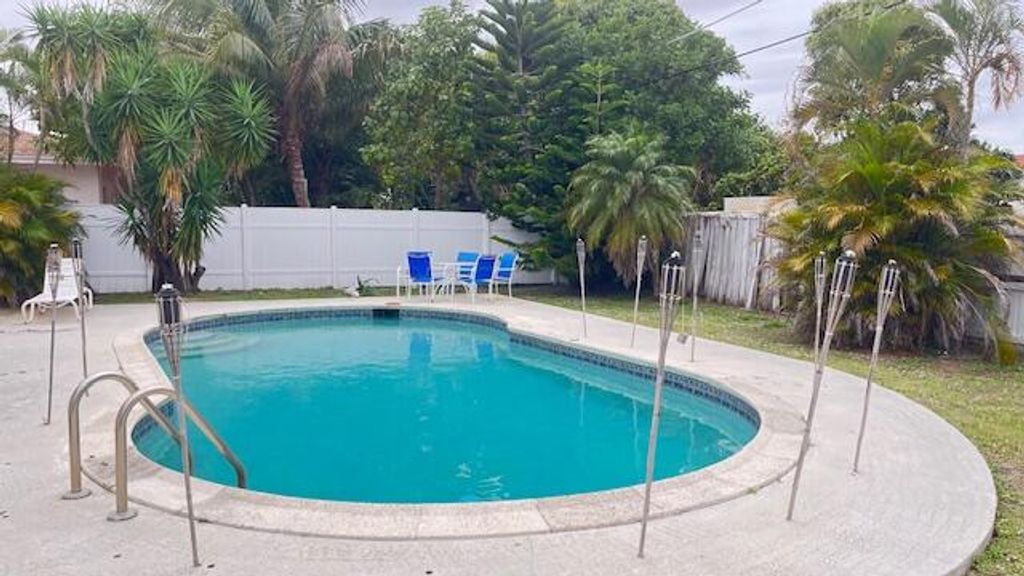 Photo of 609 SW 4th Avenue, Boynton Beach, FL 33426 (MLS # R11156876)