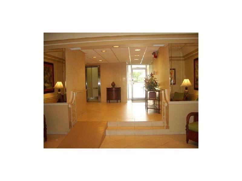 COUNTRY CLUB TOWERS - Residential