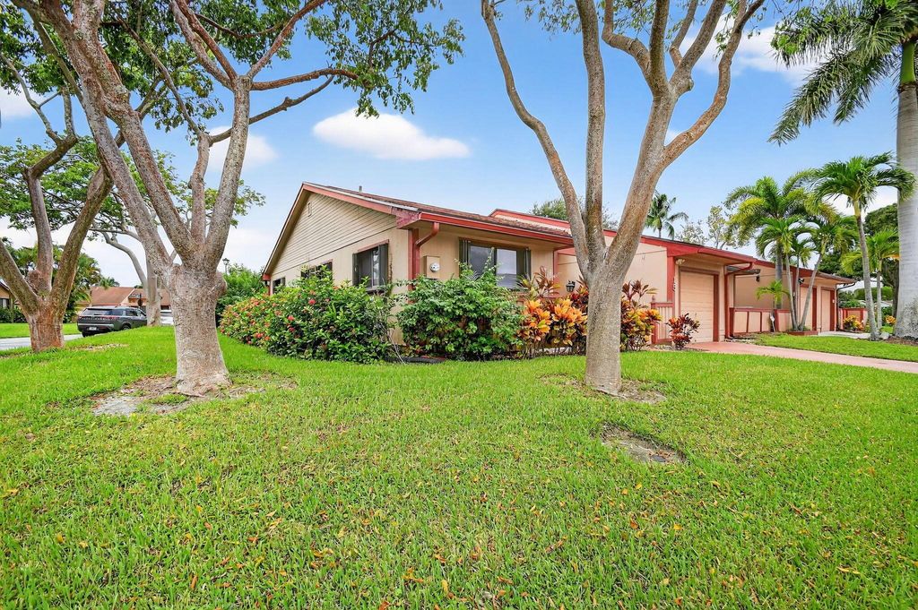 Photo of 15 Farnworth Drive, Boynton Beach, FL 33426 (MLS # R11128289)