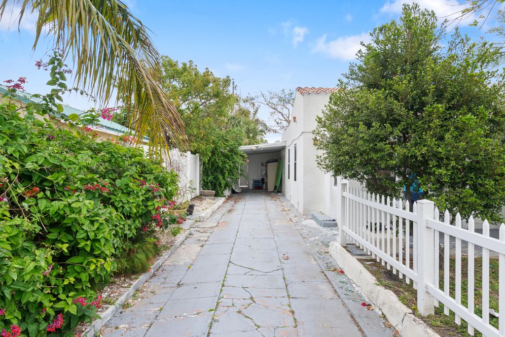 Photo of 625 Selkirk Street, West Palm Beach, FL 33405 (MLS # B26021174)