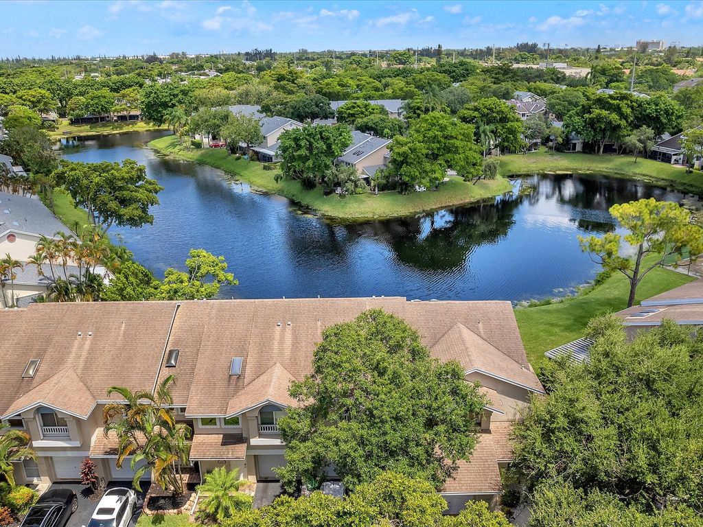 Photo of 2084 E Discovery Circle, Deerfield Beach, FL 33442 (MLS # F10451358)