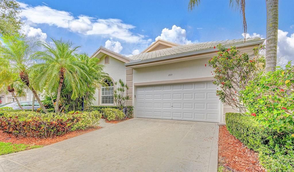 Photo of 289 Canterbury Drive W, Palm Beach Gardens, FL 33418 (MLS # R10884707)
