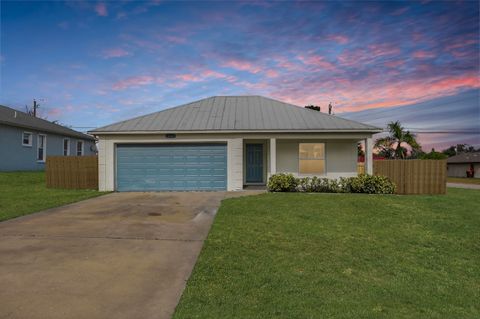 Property photo of 224 Sw 16th Pl Place Sw, Vero Beach, FL 32962