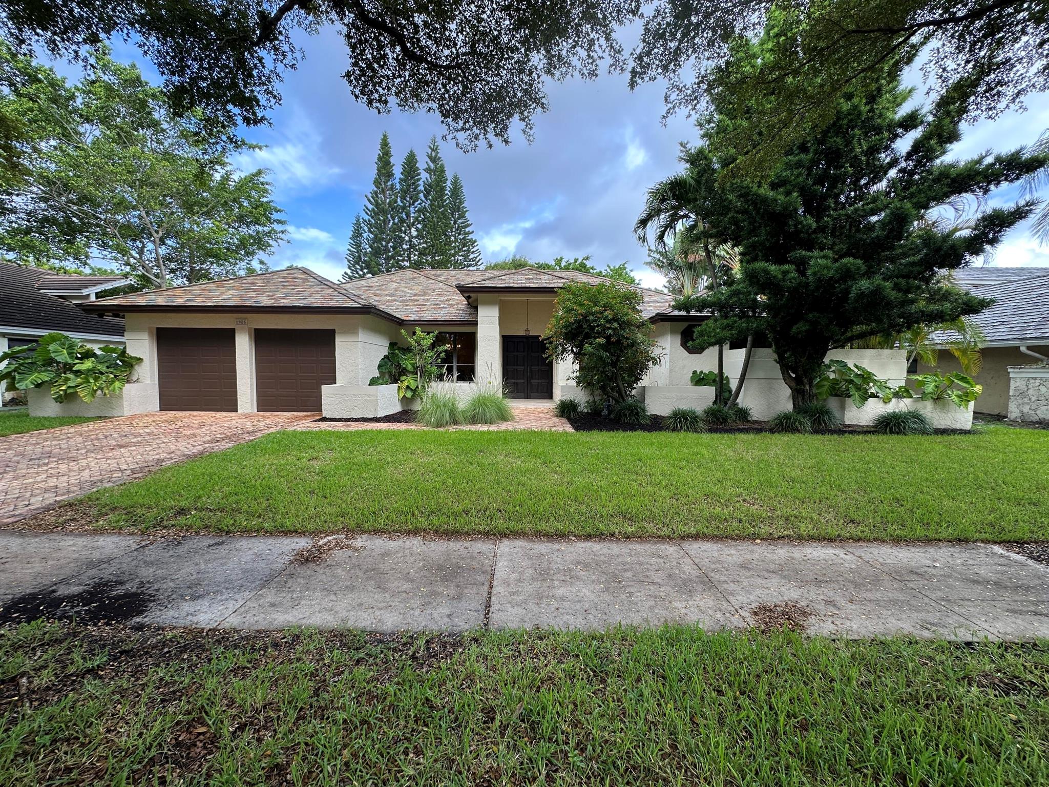 PRICED TO SELL. 75 YEAR SLATE ROOF.ENORMOUS KITCHEN OVERLOOKING FAMILY ROOM WITH FIREPLACE. MARBLE FLOORING IN MAIN LIVING AREAS. CHICAGO BRICK DRIVEWAY. GAS THERMADOR COOKTOP, AND DOUBLE OVENS. FRENCH DOORS FROM ALL ROOMS LEADING TO POOL.PERFECT OPPORTUNITY TO MAKE THIS HOME YOUR OWN.