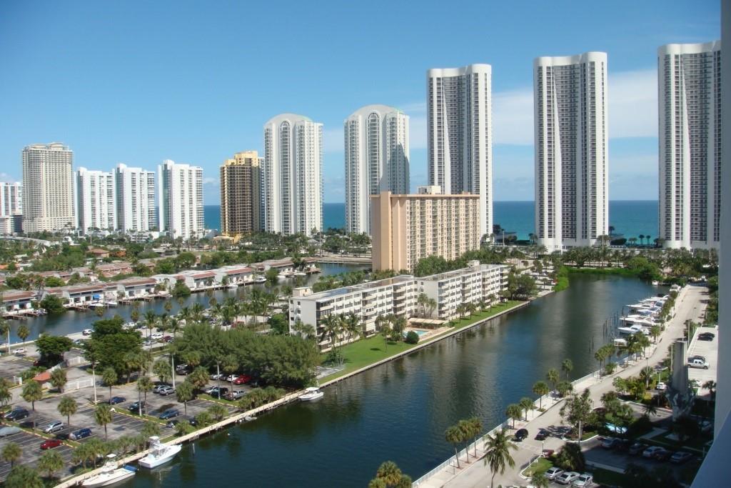 WHAT A VIEW OF SUNNY ISLES BEACH, INTRACOASTAL. JUST ACROSS THE BEACH. BUILDING WITH A LOT OF AMENITIES. EASY TO SHOW.