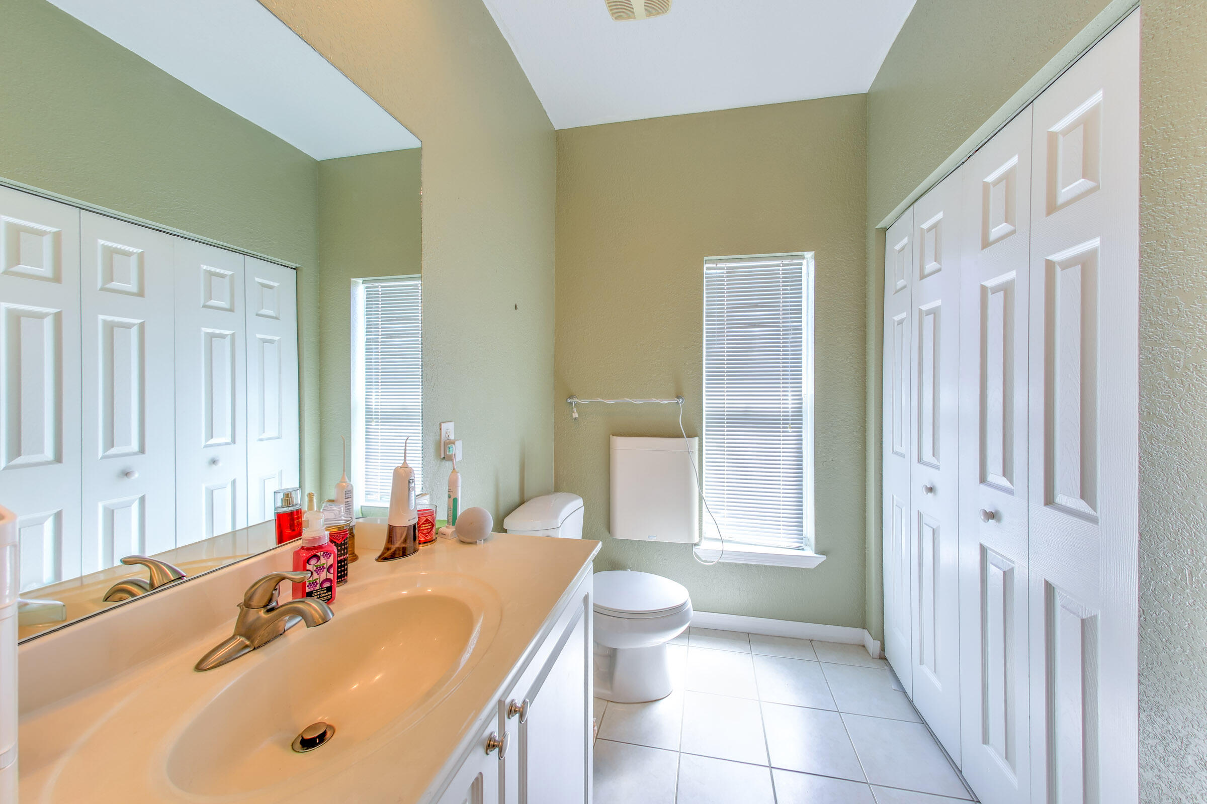 THE LAKES AT THE SAVANNAHS CONDOMINIUM - Residential Lease