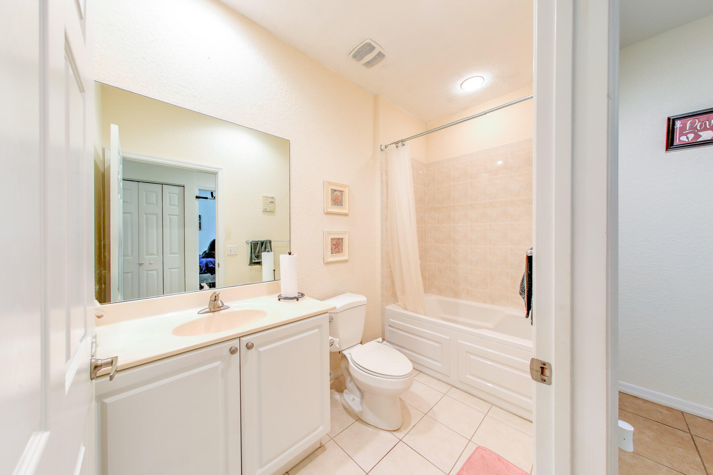 THE LAKES AT THE SAVANNAHS CONDOMINIUM - Residential Lease