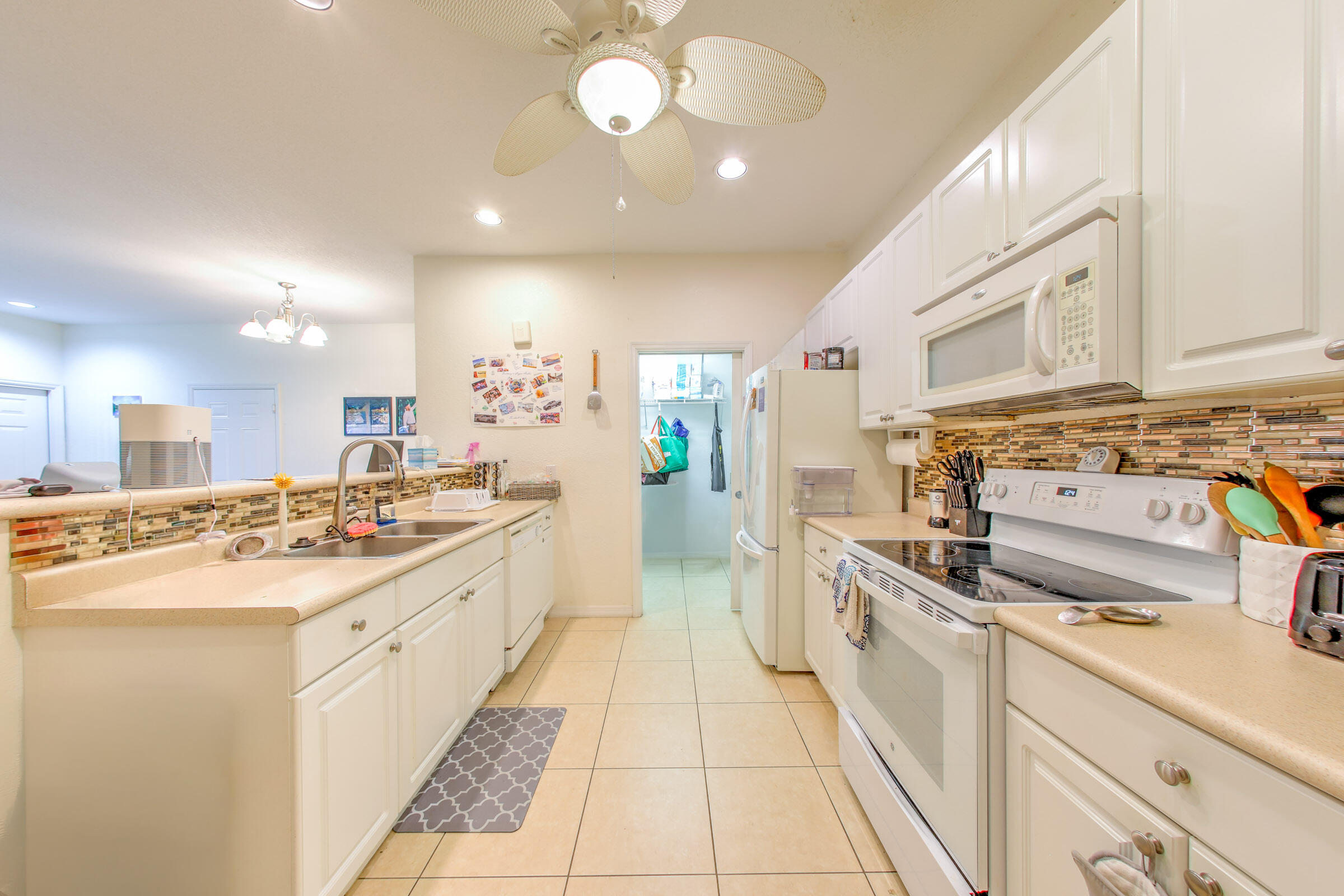 THE LAKES AT THE SAVANNAHS CONDOMINIUM - Residential Lease